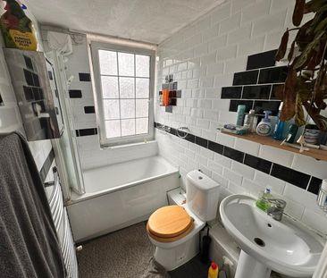 Room in a Shared Flat, Shelley House, E2 - Photo 6