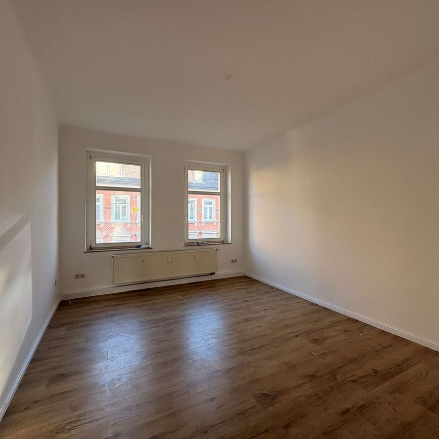 3 Raumwohnung in Böhlitz mit neuem Fußboden und Einbauküche! - Photo 1