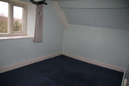 An imposing five-bedroom detached farmhouse on the edge of Neston village, blending original character with modern comforts, set within a large garden and offer - Photo 5