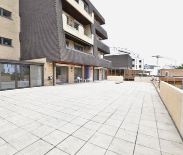 Ruim appartement met 2 slpk., riant terras van 170m² en garagebox - Photo 2