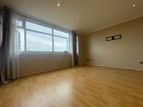 3 bedroom Flat to rent - Photo 1