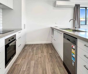 TINWALD - THREE BEDROOMS, SINGLE GARAGE - Photo 2