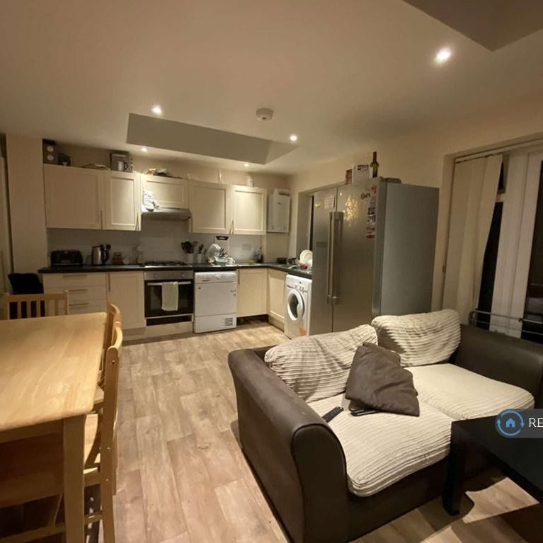 1 bedroom in a house share to rent - Photo 1