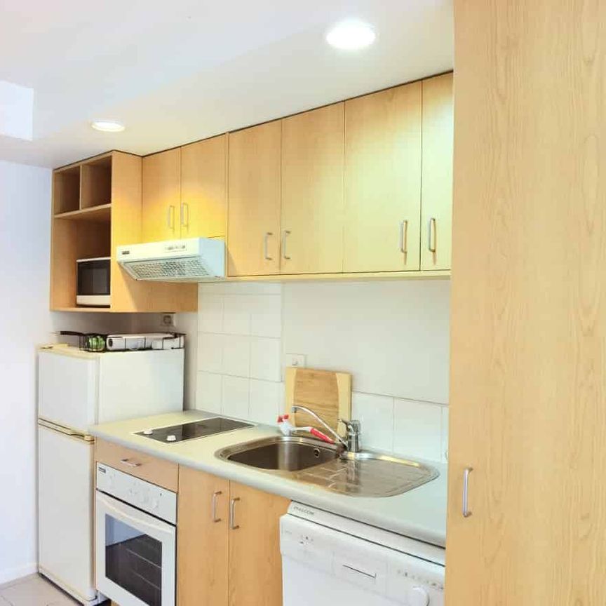 Spacious, sunny and sea view studio close to Shortland Street - Photo 1