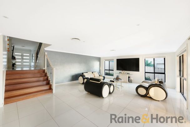 Space, Style & Sophistication - Photo 1