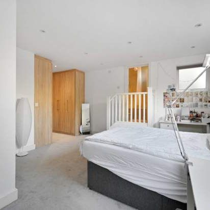 4 bedroom property to rent in London - Photo 1