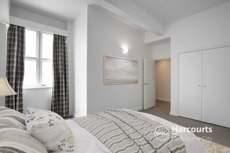 Classic City Living in ‘Clyde House’ - Electricity & Cold Water Usage Included! - Photo 3