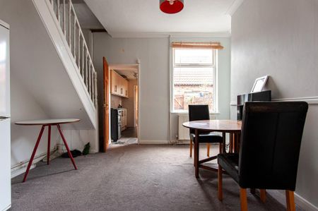 2 bedroom terraced house to rent - Photo 4