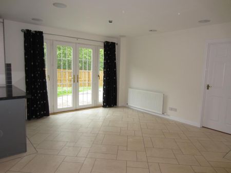 5 bedroom detached house to rent - Photo 2