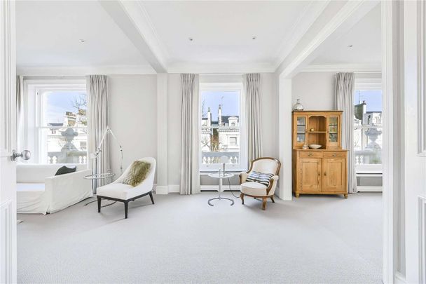 An excellent newly decorated four bedroom apartment in a prime location in Holland Park with private balcony. - Photo 1