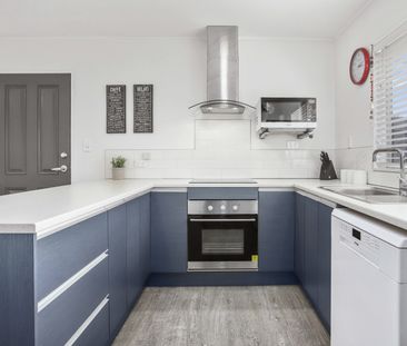 Charming two-bedroom Unit! - Photo 2