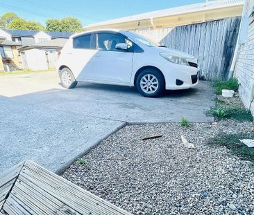 Furnished Hillcrest Bedsit w/ Utilities! - Photo 4