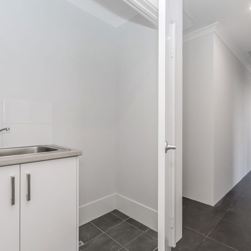 Modern Coastal Living – Brand New 2x1 Dual Key Home in Sought-After Madora Bay - Photo 1