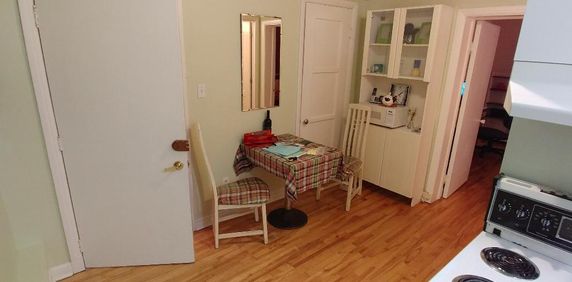 LIBRE IMMÉDIATEMENT - Grand 21/2 meublé, équipe, tout inclus, Métro Papineau - Photo 2