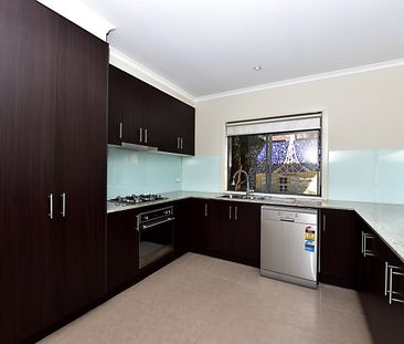 Charming 3-Bedroom Townhouse in Prime Keysborough Location - Photo 6