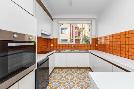 Stunning and Spacious Retro Apartment in Prime Location - Photo 3