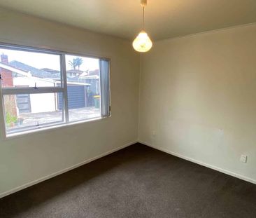 Charming 2-Bedroom Brick and Tile Home in Papakura - Photo 2