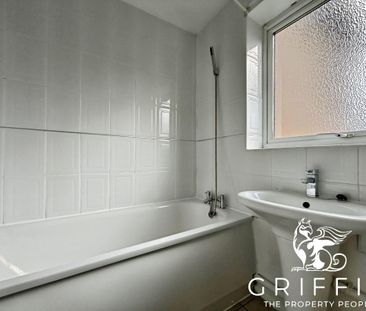 Long Riding, Basildon, SS14 - Photo 1