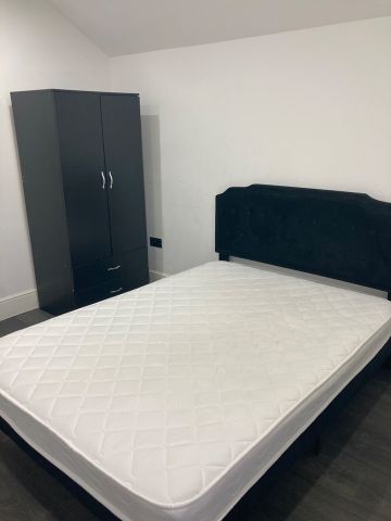 Room in a Shared House, Whitehorse Road, CR0 - Photo 3