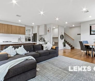 Modern Townhouse in Prime Location! - Photo 1