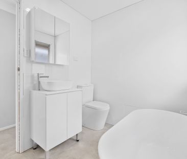 Modern Three Bedroom Home - Photo 5