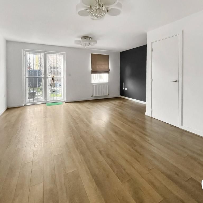 4 bedroom end of terrace house to rent - Photo 1