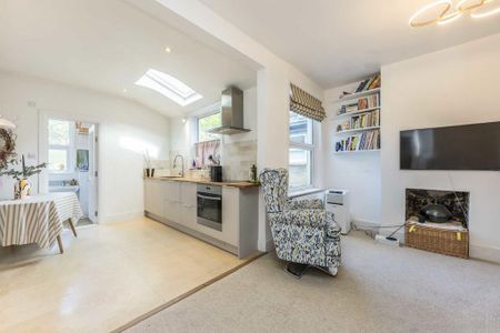 2 bedroom maisonette to rent - Photo 2