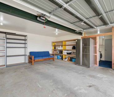Spacious 5-Bedroom Home with 3 Bathrooms & Double Garage - Photo 2