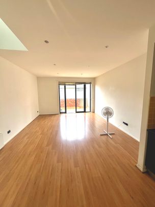 MODERN, TWO BEDROOM DOUBLE STOREY APARTMENT QUIETLY LOCATED. - Photo 1