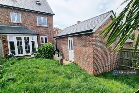 4 bedroom semi-detached house to rent - Photo 2