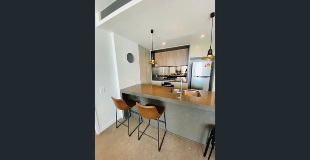 Luxury Furnished 2 Bedroom Apartment with Harbour Bridge/ Water View /City View - Photo 1