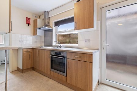 4 bedroom semi-detached house to rent - Photo 2