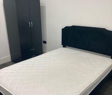 Room in a Shared House, Whitehorse Road, CR0 - Photo 3