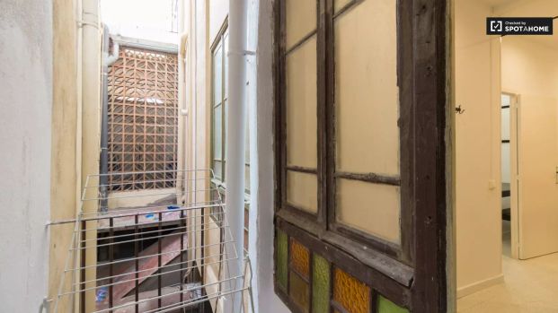 Rooms for rent in 7-bedroom apartment in Barcelona - Photo 1