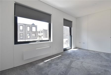 Well presented 4 bedroom semi-detached house situated within the growing community of Northstowe. Driveway parking. Highly efficient electric heating. Unfurnished. - Photo 2