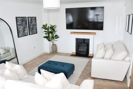 3 bedroom semi-detached house to rent - Photo 2