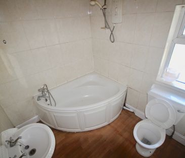 ******** AVAILABLE NOW ******** *** ENTRANCE HALLWAY *** THREE DOUB... - Photo 2