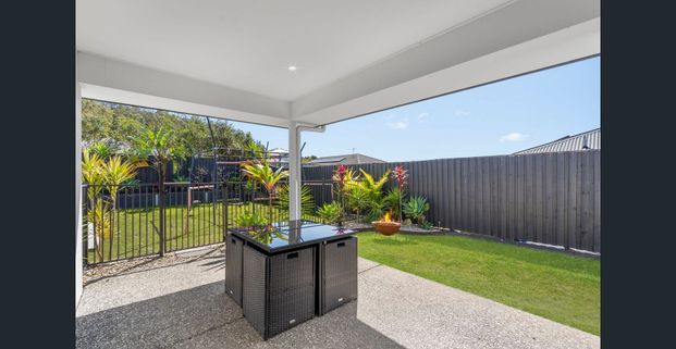 Spacious Family home complete with 2 living areas and pool - Photo 1