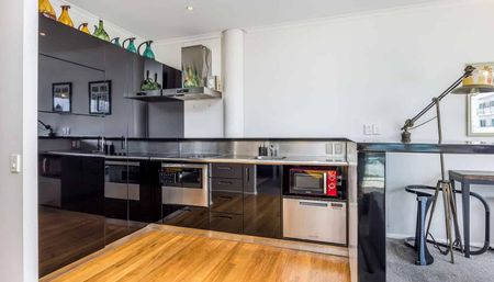 One-Bedroom Apartment with Balcony Princes Wharf: - Photo 3