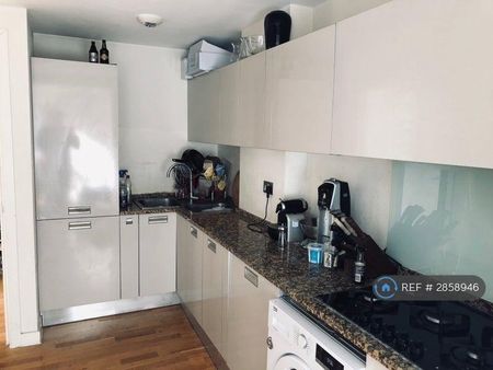 3 bedroom flat to rent - Photo 2
