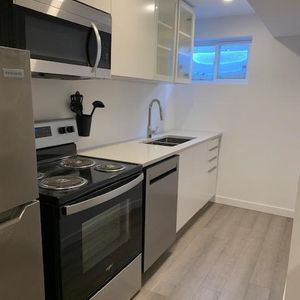 Charmant logement entièrement rénové de 1 chambre à coucher libre à partir du 1er août 2026 - Photo 2