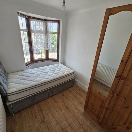 Room in a Shared House, Ballogie Avenue, NW10 - Photo 4