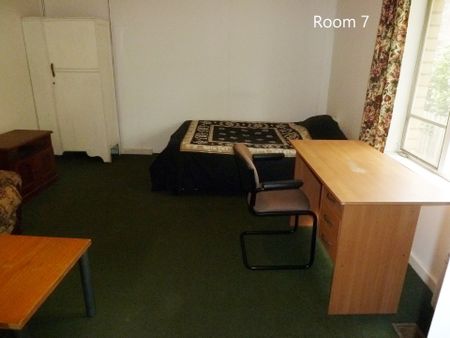 Single room in rooming house - Photo 4