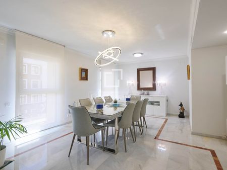 Spectacular apartment to rent in a stately building on Calle Colón - Photo 2