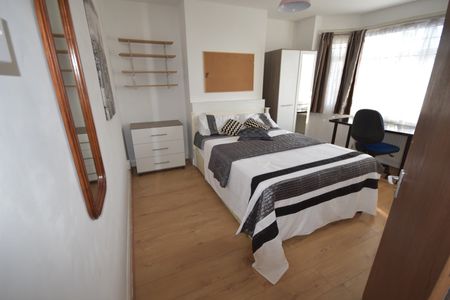 4 Bed Semi-Detached House, Honeysuckle Road, SO16 - Photo 5