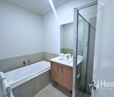 Spacious 4-Bedroom Family Home in Harpley Estate - Werribee - Photo 3