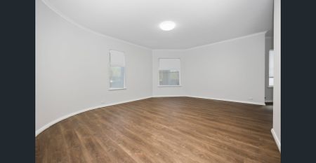 Spacious Renovated Home in Sought-After Peppermint Grove - Photo 3