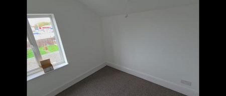 4 bedroom semi-detached house to rent - Photo 3