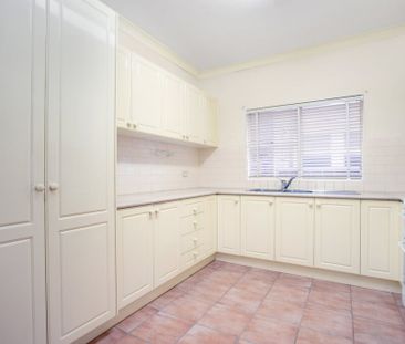 Spacious Two Bedroom Duplex in Prime Location - Photo 5