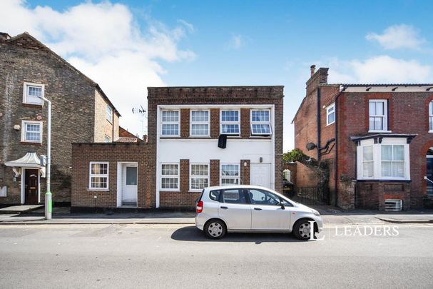 1 bedroom in a house share to rent - Photo 1